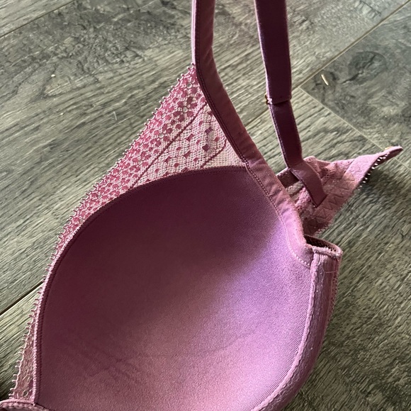 Victoria Secret 36C - Picture 2 of 3